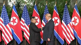 Kim Jong-un et Donald Trump se serrent la main, le 12 juin 2018 à Singapour.
