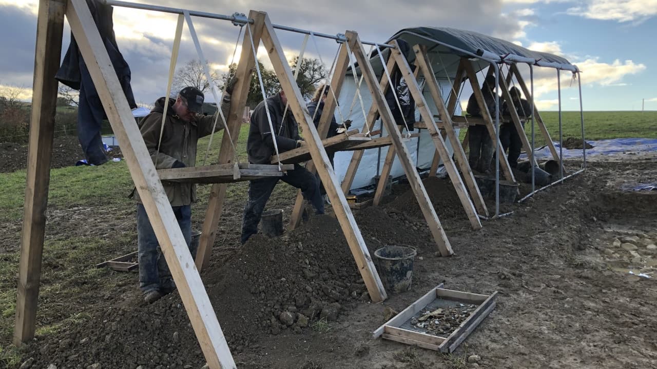 Les archéologues britanniques sur le site de fouilles de Bainville-aux-Miroirs.