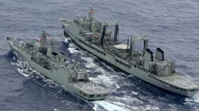Navires de guerre inspectant le sud de l'océan Indien à la recherche du Boeing disparu de la Malaysia Airlines le 1er avril 2014.