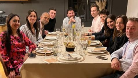 La photo du dîner de Tony Parker avec sa compagne Alizé Lim et le pilote de F1, Charles Leclerc notamment La photo du dîner de Tony Parker avec sa compagne Alizé Lim et le pilote de F1, Charles Leclerc notamment