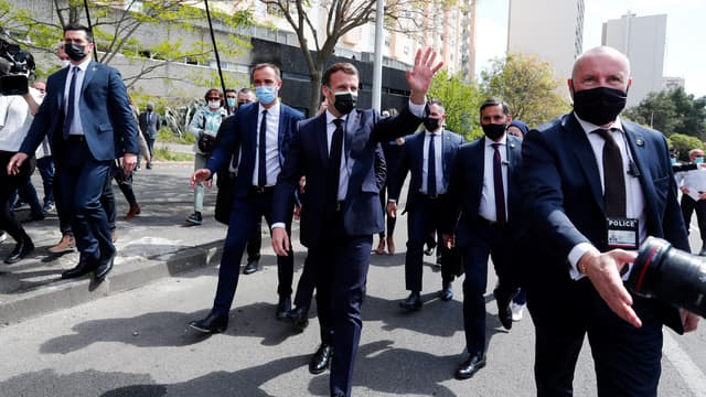 Emmanuel Macron entouré de gardes du corps lors d'un déplacement à Montpellier, en avril 2021.