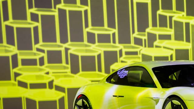 Dévoilée au salon de Francfort (Allemagne) en 2015, le concept Mission E préfigure fortement la future voiture électrique de Porsche.