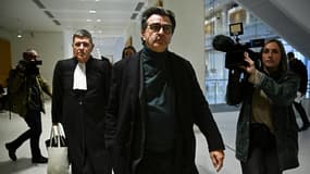 Le chef français Yannick Alleno arrive au palais de justice de Paris le 28 novembre 2024 pour le procès de l'homme accusé d'homicide involontaire sur son fils.