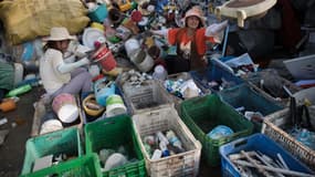 Des travailleurs trient des bouteilles en plastique dans un centre de recyclage à Pékin, en Chine, le 16 mai 2018