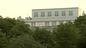 Les fenêtres du dernier étage de l'ambassade des Etats-Unis à Paris ne sont en fait qu'une bâche peinte en trompe l'oeil. 