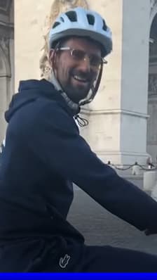 "Je vous aime": une automobiliste croise Novak Djokovic à vélo dans Paris