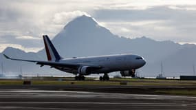 L'avion transportant le président français Emmanuel Macron atterrit à l'aéroport international de Faa'a à Tahiti, en Polynésie française, le 24 juillet 2021 (photo d'illustration)