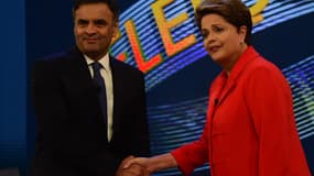 Aecio Neves et Dilma Rousseff se serrent la main avant le dernier débat télévisé de l'entre-deux tours, le 24 octobre 2014.