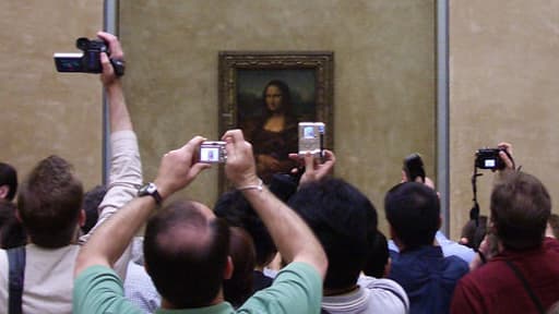 Touristes devant la Joconde du Louvre en 2005.