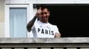 Lionel Messi, fraîchement arrivé PSG, salue le public depuis le balcon du palace Le Royal Monceau, où il est descendu avec sa famille, le 10 août 2021