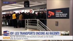 Déjà beaucoup de monde gare du Nord, la foule bloquée en amont des quais du RER B