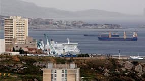 Navires bloqués dans le port de Marseille au quinzième jour de la grève sur les terminaux pétroliers contre la réforme portuaire. En outre, la CGT Ports et Docks a lancé lundi un appel à la grève reconductible dans tous les ports de France à partir de mar