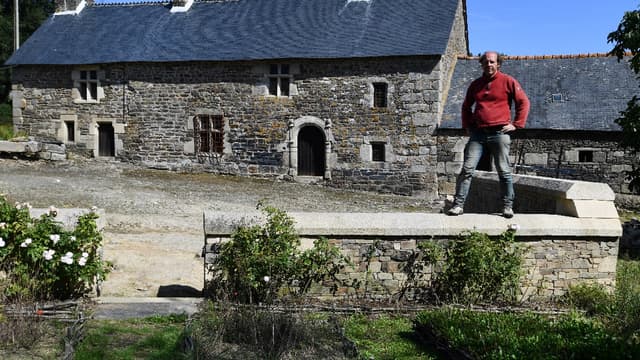 Passionné des vieilles pierres, il reconstruit seul un manoir "dans les règles de l'art".