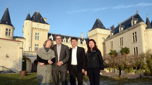James Grégoire (à gauche) et Lam Kok, prennent la pose avec leurs épouses, devant le Château de la Rivière, peu de temps avant le drame, vendredi 20 décembre. La vente de la propriété avait été conclue la veille.