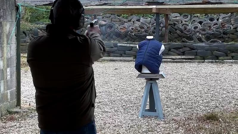 Tir de Glock et coup de couteau: on a testé la doudoune et le parapluie pare-balles de Semper Invicta