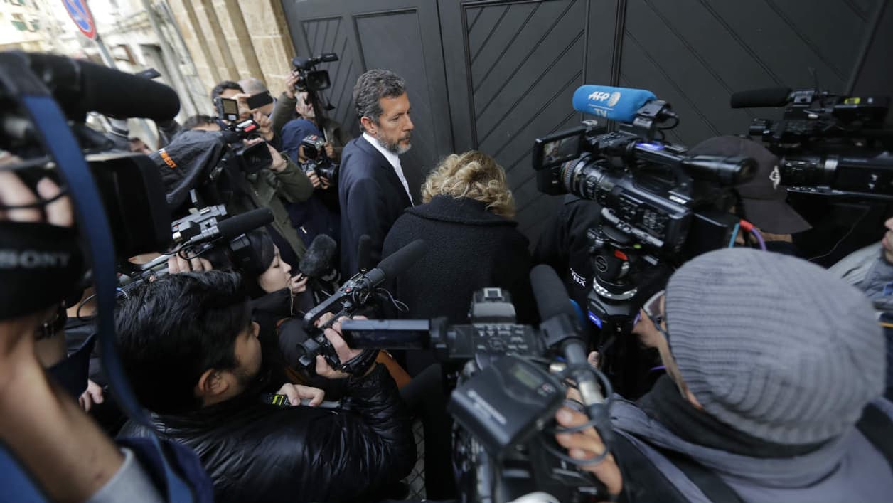 Des visiteurs arrivent ce jeudi dans la villa achetée par Nissan pour Carlos Ghosn, à Beyrouth au Liban. Des visiteurs arrivent ce jeudi dans la villa achetée par Nissan pour Carlos Ghosn, à Beyrouth au Liban.