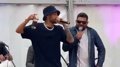 Neymar chante lors de la célébration du titre du PSG. Neymar chante lors de la célébration du titre du PSG.