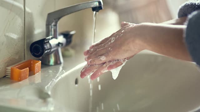 Pour se protéger et protéger les autres, un réflexe à adopter même en intérieur : le lavage des mains
