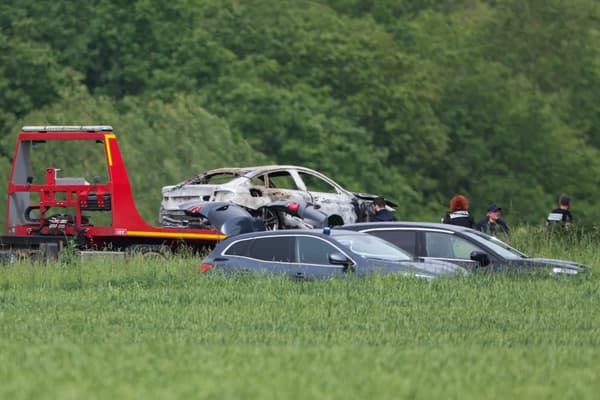 L'une des voitures utilisées par les assaillants lors de l'attaque du convoi pénitentiaire le 14 mai 2024 retrouvées brûlées à Gauville-la-Campagne, dans l'Eure