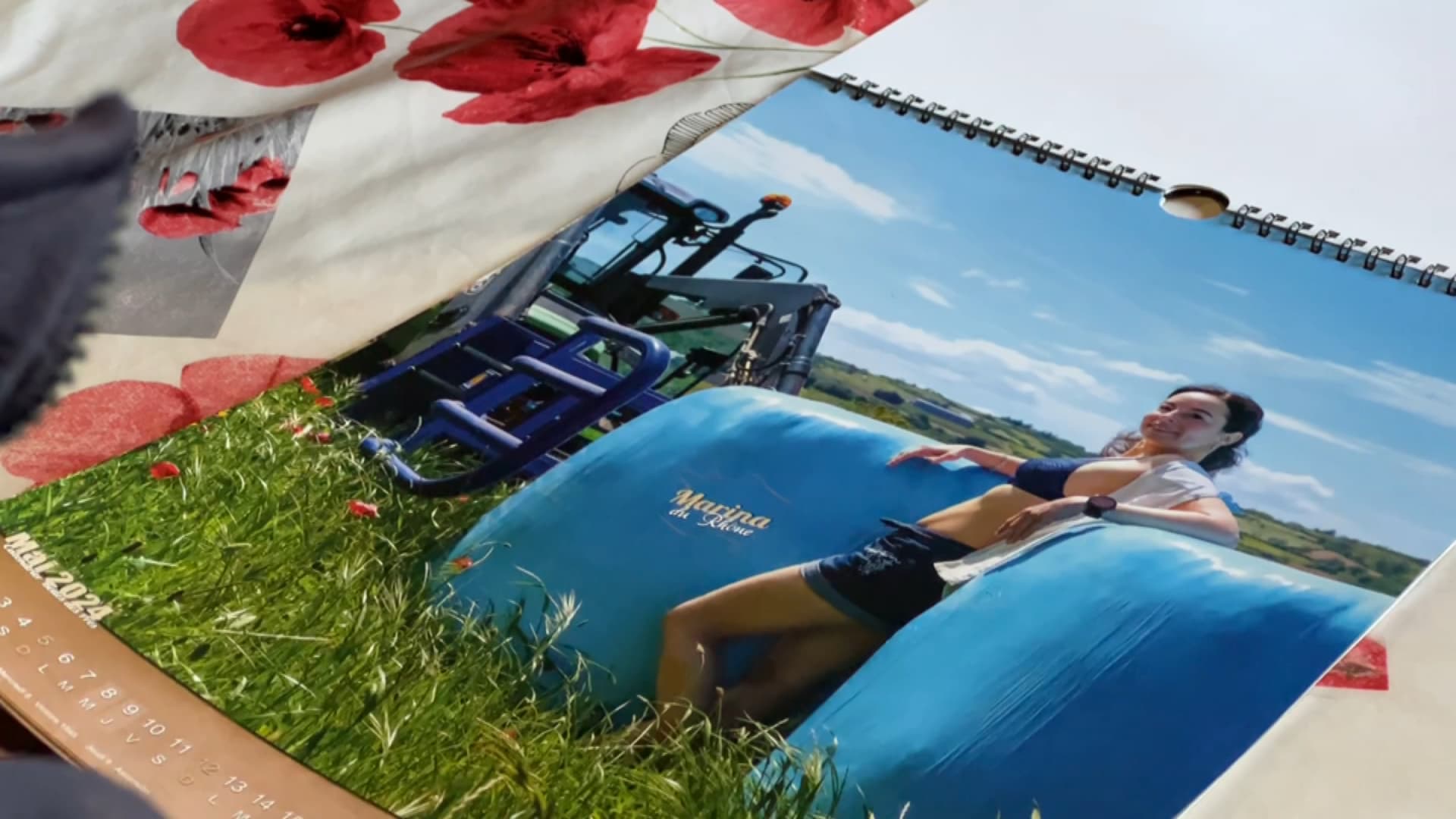 Sur la page du mois de mai, dans le calendrier Belles des Près 2024, Marina Mille, de Messimy (Rhône), pose légèrement dévêtue. 