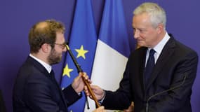 Le ministre sortant de l'Economie, des Finances et de l'Industrie, Bruno Le Maire, félicite le nouveau ministre de l'Economie, des Finances et de l'Industrie, Antoine Armand, lors de la cérémonie de passation de pouvoirs au ministère français de l'Economie et des Finances (Bercy), à Paris, le 22 septembre 2024.
