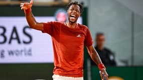 Gaël Monfils sur le court Philippe-Chatrier de Roland-Garros lors de son premier tour en 2025