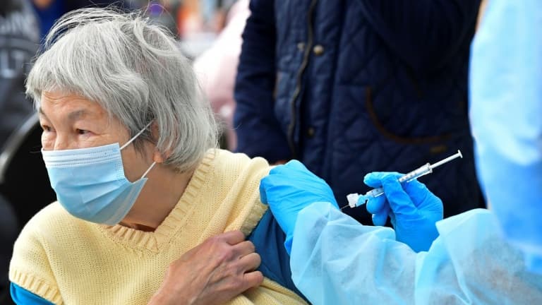Une femme se fait vacciner contre le covid le 10 février 2021 à Los Angeles (Etats-Unis)