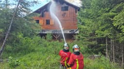 Un chalet de 250 m2 en feu à Selonnet, le 2 juillet 2025.