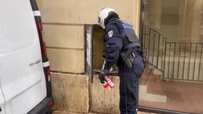 Un policier dans le quartier de Noailles à Marseille lors d'une opération contre les vendeurs à la sauvette
