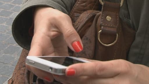 Le bornage du téléphone portable permet de remonter la piste d'un tueur. (image d'illustration)