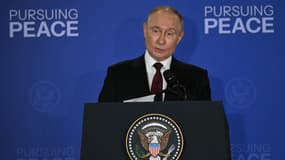 Le président russe Vladimir Poutine s'exprime lors d'une conférence de presse conjointe avec le président américain Donald Trump, le 15 août 2025.