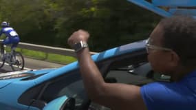 Le manager de l'équipe Madras Capesterre Belle-Eau recadre un de ses coureurs lors du Tour de Guadeloupe le 6 août 2025