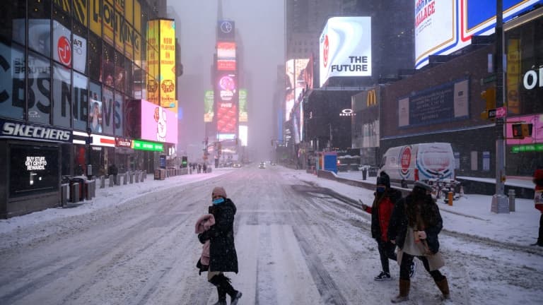 Des piétons à Times Square sous la neige, le 29 janvier 2022 à New York. Photo d'illustration