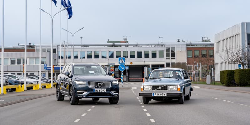 Pour l'occasion, Volvo a réuni son dernier véhicule Diesel produit, un XC90, avec un des premiers, une 244.