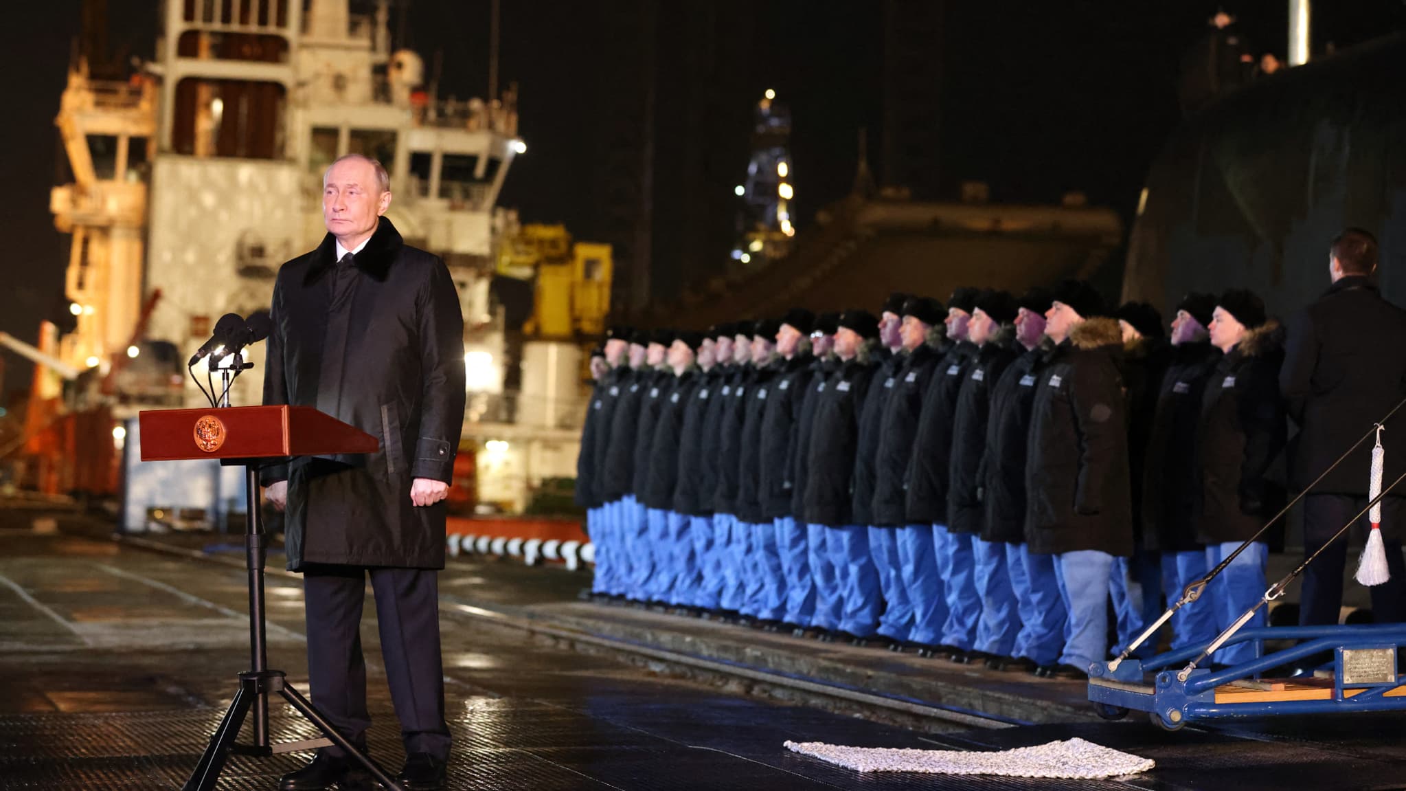 Vladimir Poutine assiste à la cérémonie d'inauguration d'un nouveau sous-marin russe à propulsion nucléaire, dans la ville portuaire de Mourmansk, dans le cercle polaire arctique, le 27 mars 2025.