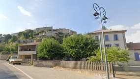 Vue générale sur le cœur du village de  Simiane-la-Rotonde (Alpes-de-Haute-Provence) en août 2024
