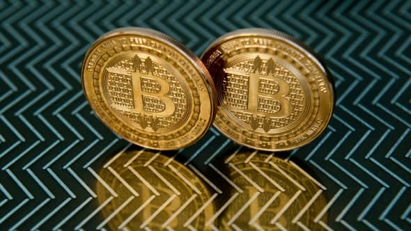 Deux pièces symbolisant des bitcoins.