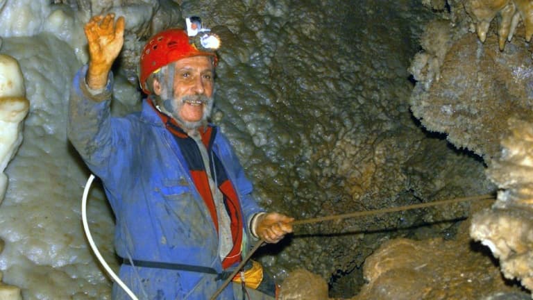 Le spéléologue Michel Siffre sort de l'une des salles de la grotte de Clamouse, après avoir passé deux mois et demi dans un isolement total, à Saint-Jean-de-Fos, le 14 février 2000 dans le sud de la France