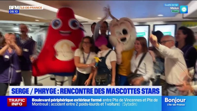 Paris: la Phryge, mascotte des JO, rencontre Serge le lapin, mascotte de la RATP, dans le hall du métro