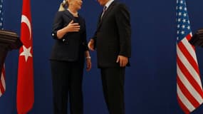 La secrétaire d'Etat américaine Hillary Clinton et son homologue turc Ahmet Davutoglu, samedi à Istanbul. Les Etats-Unis et la Turquie envisagent d'imposer une zone d'exclusion aérienne pour aider les forces rebelles en Syrie, où des affrontements ont écl