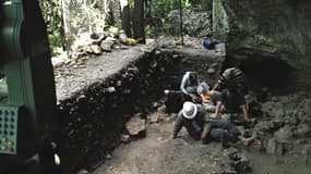L'équipe d'archéologues et de paléoanthropologues dirigée par Ludovic Slimak lors de fouilles dans la grotte de Mandrin, dans la moyenne vallée du Rhône.