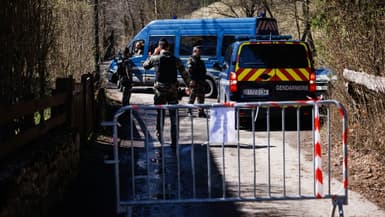 Des gendarmes sécurisent un périmètre autour du village du Haut-Vernet deux jours après la découverte d'ossement du petit Emile porté disparu l'été dernier, le 2 avril 2024 dans les Alpes-de-Haute-Provence