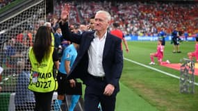 Didier Deschamps salue quelqu'un dans les tribunes avant France-Espagne à l'Euro, le 9 juillet 2024