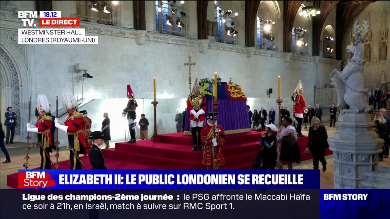 Boule Sur Le Cercueil De La Reine