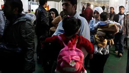 Près de 1.200 Asiatiques et Africains travaillant en Libye sont arrivés tard vendredi soir à Benghazi en provenance de Misrata, ville de l'Ouest tenue par les insurgés et assiégée par les forces de Mouammar Kadhafi. Ces travailleurs immigrés bloqués depui