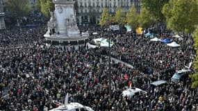 Des milliers de personnes rassemblées, le 18 octobre 2020, place de la République pour rendre hommage à Samuel Paty, le professeur d'histoire décapité dans les Yvelines