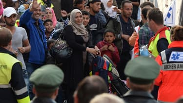 Des migrants arrivent en gare de Munich, au sud de l'Allemagne, samedi 5 septembre 2015.
