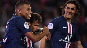 De gauche à droite : Kylian Mbappé, Juan Bernat et Edinson Cavani