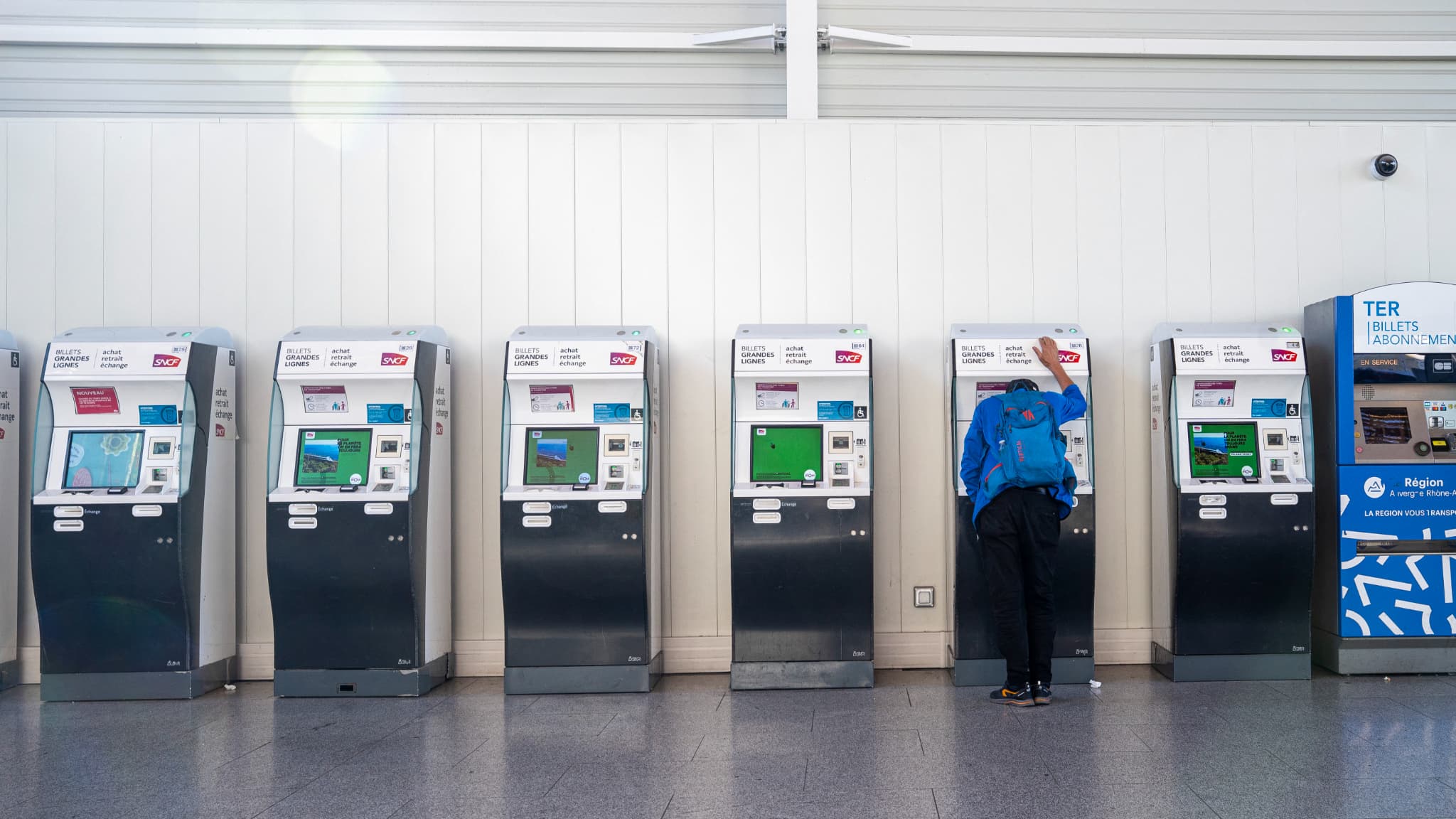 UNE MOYENNE "DE 6 À 10 VENTES PAR JOUR" SEULEMENT: LES GUICHETS DES GARES SNCF CONTINUENT À DISPARAITRE DES PETITES GARES UN PEU PARTOUT EN FRANCE