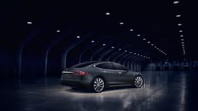 Tesla élargit la gamme de la Model S. Le constructeur se base sur les caractéristiques techniques de la version 75, mais la limite à une puissance plus réduite, afin de baisser les prix donc d'attirer de nouveaux clients.